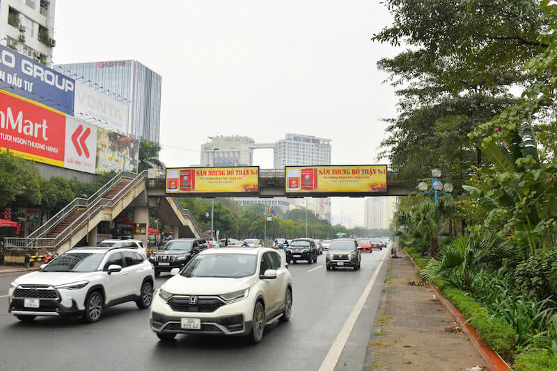 bien quang cao cau di bo thu hut